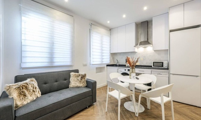 Bellas Vistas Apartamento | Urban Tranquility in Madrid with Modern Comforts