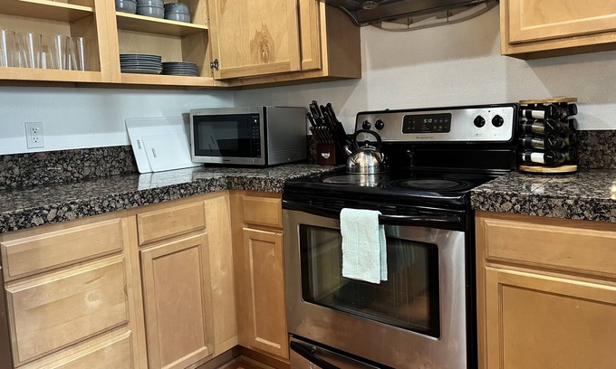 Powellhurst-Gilbert Casa | Urban Verdant Nest in SE PDX 4th bedroom/office/20 mins to PDX airport