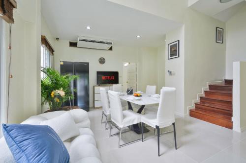 Sai Mai Casa | UrbanLoft Sukhumvit 5BR Bangkok 5 min BKK Hospital