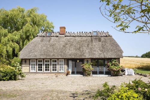 Pommerby Casa | Urgemütliche Reetdachkate mit großem Kamin und Sauna