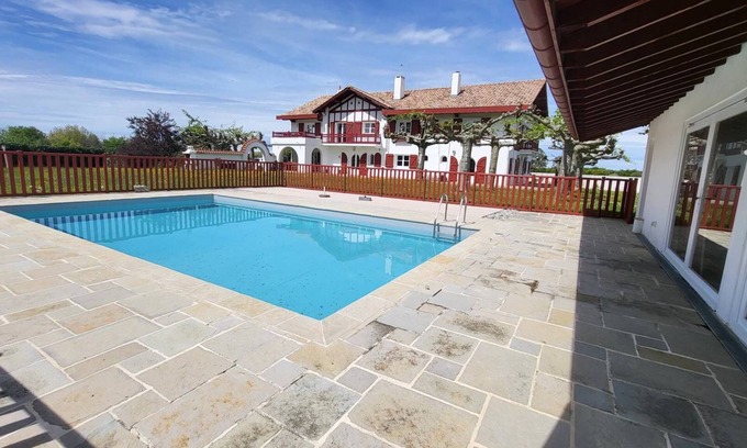 Behobie Apartamento | Urrugne, au 1er étage d'une propriété Basque appt 5 pièces, piscine