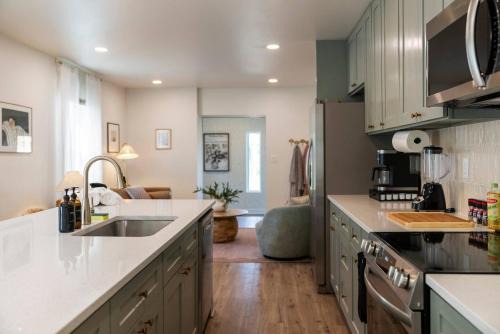 Clintonville Apartamento | Stunning 2 BR - Parking and Walk to Park