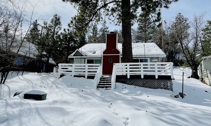 Arrowbear Lake Cabina | Cheerful 2-bedroom cabin with indoor fireplace