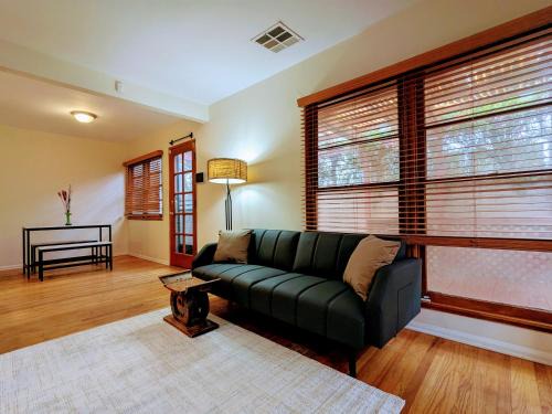 Sherman Oaks Casa | Entire House,Convinient location in Los Angeles , near Universal, Hollywood, Pets Friendly, Free WIFI