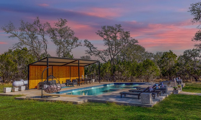 Dripping Springs Casa | UT Football Fave - Sleeps 18, Pool, Hot Tub