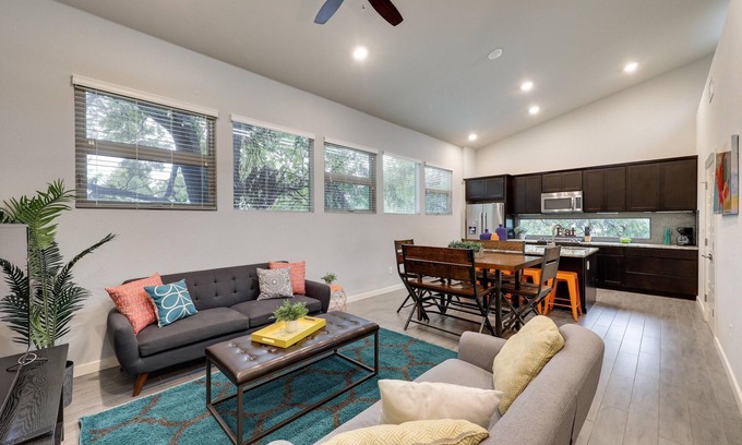 Govalle Casa | 5BR / 3BA Trendy East Side Escape - ¡Camina hasta Rainey!