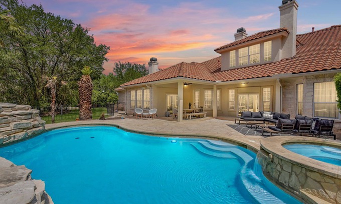 Hudson Bend Casa | UT Football Fave - Pool, Hot Tub, Fire Pit