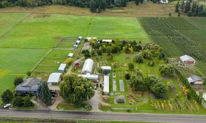 North Okanagan Alquiler De RV | Utopia Feels 74 Person Private Luxury Campground!