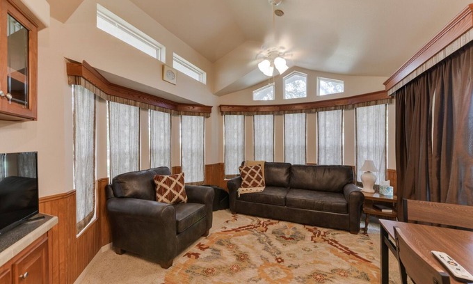 Utopia Cabina | Utopia River Retreat is a secluded paradise nestled along the Sabinal River in the Texas Hill Country.