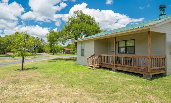 Utopia Cabina | Utopia River Retreat is a secluded paradise nestled along the Sabinal River in the Texas Hill Country.