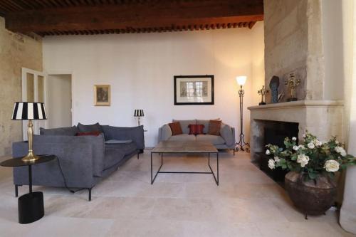 Uzes Apartamento | Uzès Place aux Herbes Elégance Renaissance