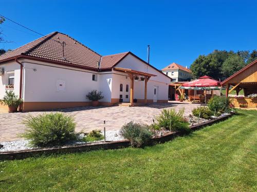 Csesznek Casa | Vár-Völgye Vendégház