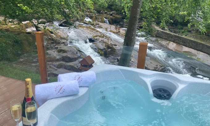 Bethesda Casa | V13 - The Falls with Hot Tub