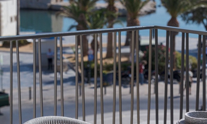 Atsipópoulon Apartamento | V77 Seafront Lydia Suite Modernly furnished family suite with sea view