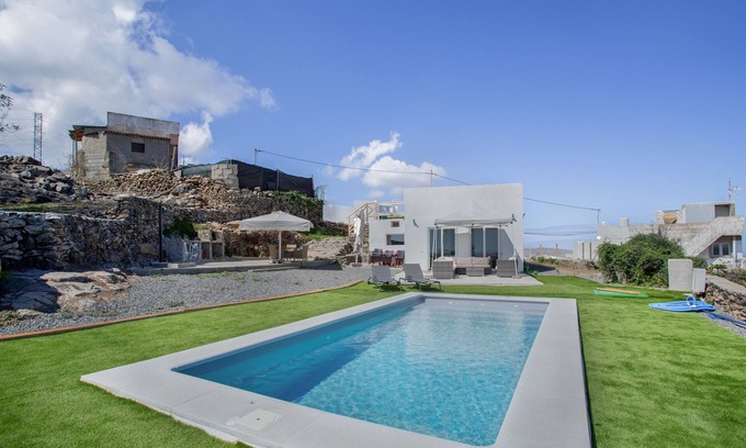 Santa Maria de Guía de Gran Canaria Villa | Villa de vacaciones 'Alegría' con vistas al mar, piscina privada y Wi-Fi