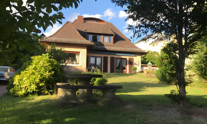 Friedrichsdorf Apartamento | Apartamento de vacaciones 'The Green Park Nest Frankfurt' con terrazas, WiFi y aire acondicionado
