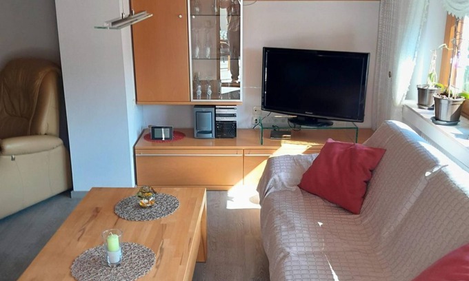 Altenkirchen Apartamento | Vacation apartment with spacious sunbathing lawn - Ferienwohnung Hombitz