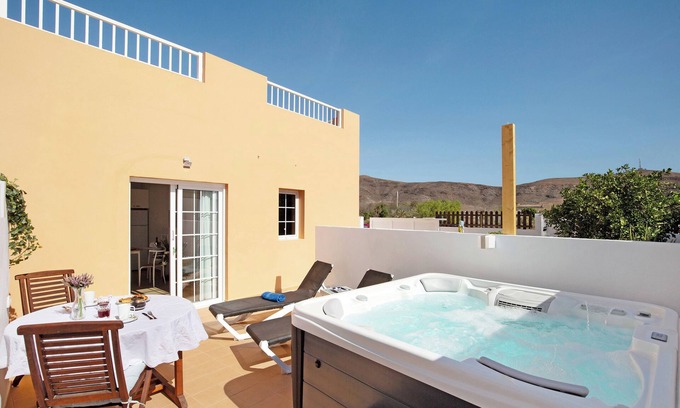 Tarajalejo Apartamento | Apartamento de vacaciones 'El Naranjo Con Jacuzzi' con terraza privada, jardín privado y Wi-Fi