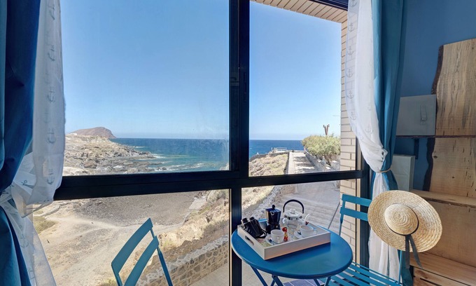 Los Abrigos Apartamento | Apartamento de vacaciones 'Los Abrigos Oceano Al Alba Wifi' con vistas al mar y Wifi