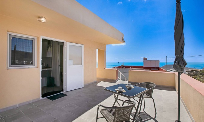 Guimar Apartamento | Apartamento de vacaciones 'Fewo Arafo' con vistas al mar, terraza privada y Wi-Fi