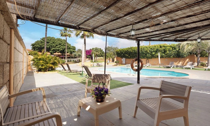 Las Galletas Apartamento | Apartamento de vacaciones 'Finca La Bonita Ap M2' con piscina compartida, terraza compartida y Wi-Fi