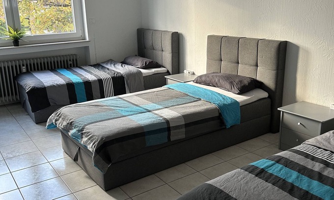 Dormagen Apartamento | Apartamento de vacaciones 'Minas Ferienwohnung' con terraza privada, balcón y WLAN