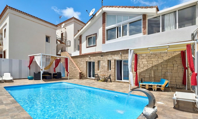 Las Rosas Apartamento | Vacation Apartment 'Villa Tony Gs International' with Shared Pool, Shared Terrace and Wi-Fi