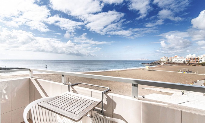 Melenara Apartamento | Apartamento de vacaciones 'Vista Playa Y Mar - Sea View' con balcón, Wi-Fi y aire acondicionado.