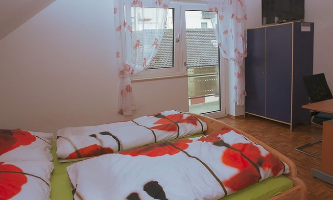 Altdorf bei Nuernberg Apartamento | Vacation apartment with conservatory and two balconies