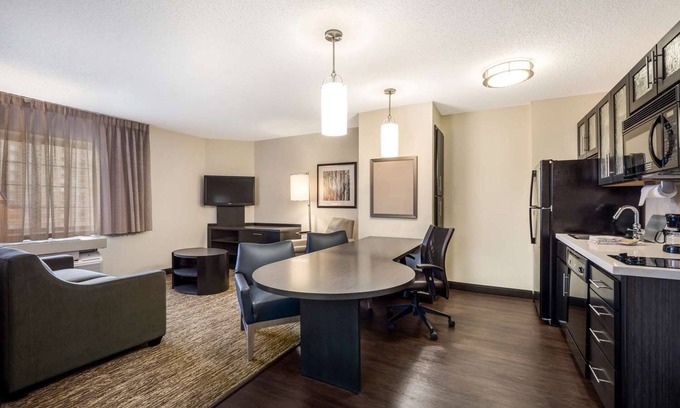 Huntsville Hotel | Vacation At Its Finest! 4 Family-friendly Units, Pets are Allowed Here