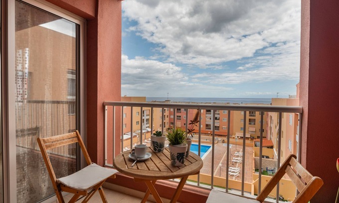 Candelaria Apartamento | Vacaciones 'Candelaria' con vistas al mar, piscina compartida y Wi-Fi