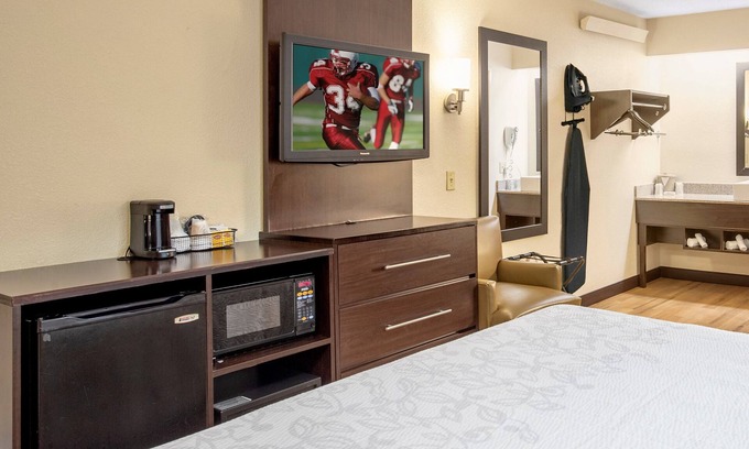 Secaucus Casa | Vacation Day Is Always A Great Idea! Free Parking and Pet-friendly Property