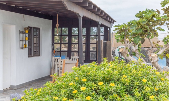 Tinajo Apartamento | Vacation 'El Cuarto De Moza' with Private Terrace, Shared Garden and Wi-Fi