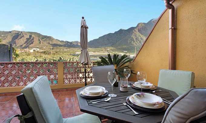 Buenavista del Norte Casa | Casa de vacaciones 'La Cuadra' con vistas al mar, terraza privada y Wi-Fi