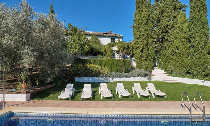 Iznajar Casa | Finca Casa Ginés con vistas a la montaña, piscina, Wi-Fi y terraza; admite mascotas