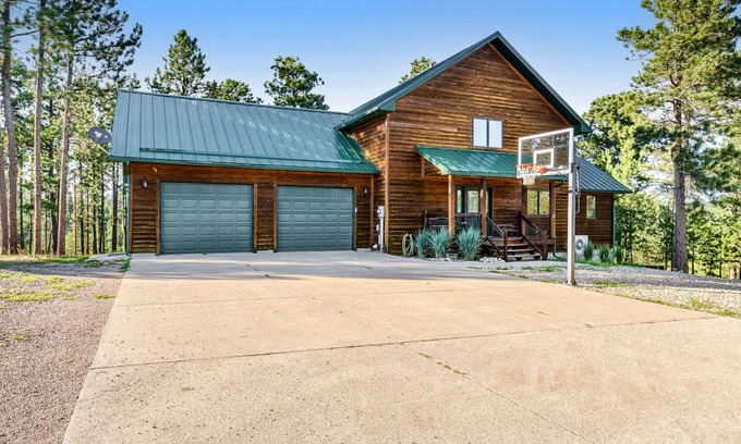Deadwood Casa | Vacation gem with pool table, shuffleboard, wet bar, furnished decks, & hot tub