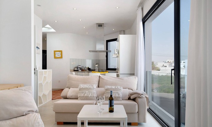 Arrieta Casa | Vacation Home "Casa Anclada Alta en Arrieta" with Shared Garden & Wi-Fi