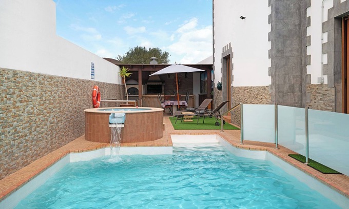 Yaiza Casa | Casa de vacaciones "Casa Barriguita" con vistas a la montaña, piscina privada y Wi-Fi