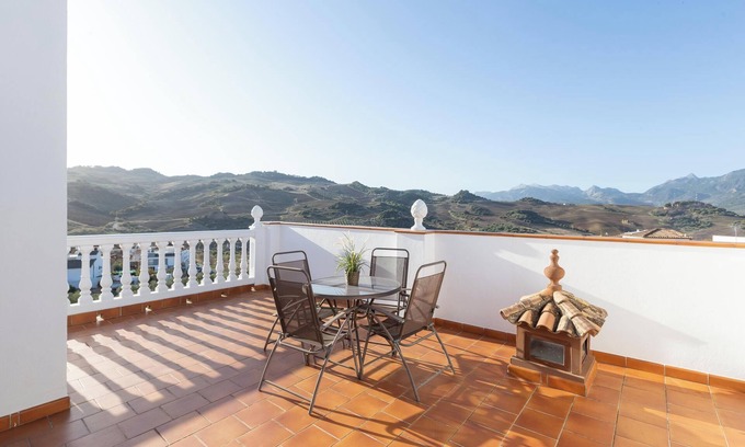 Montecorto Casa | Casa de vacaciones "Casa de Teones" con vistas a la montaña, piscina privada y terraza