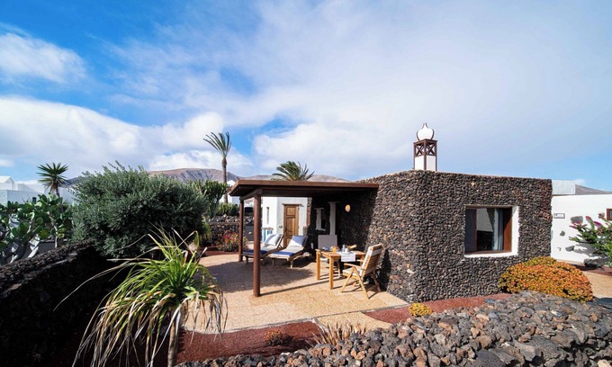 Haria Casa | Casa de vacaciones 'Casa Margarita 3' con vistas a la montaña, jardín privado y Wi-Fi