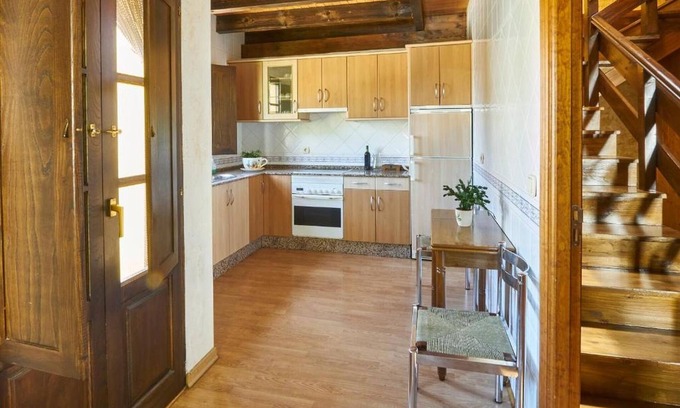 Villanueva de Valdueza Casa | Vacation Home "El Susurro" with Mountain View, Balcony & Wi-Fi
