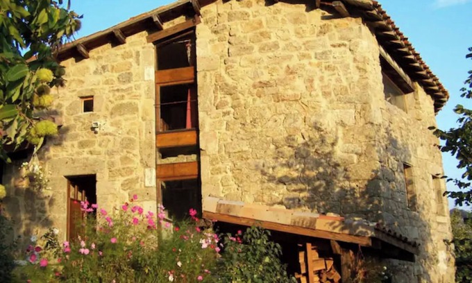 Gluiras Casa | Casa de vacaciones "Gîte De Chapelèche Châtaigniers 7 P" con terraza privada y Wi-Fi