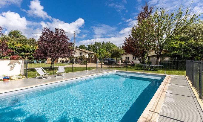 Lesparre-Medoc Casa | Casa de vacaciones "Gite Senguinous 1" con piscina compartida, terraza privada y Wi-Fi
