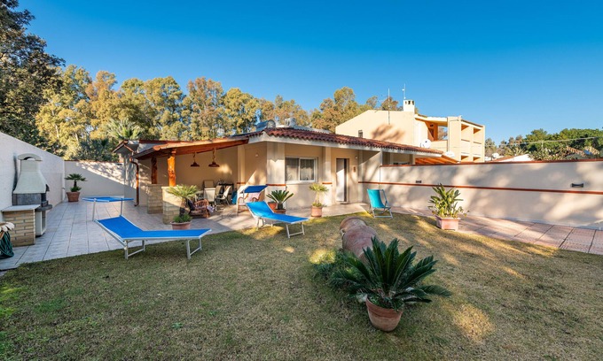 Geremeas Casa | Casa de vacaciones "Ibiscus Rosa 1" con vistas a la montaña, terraza y aire acondicionado