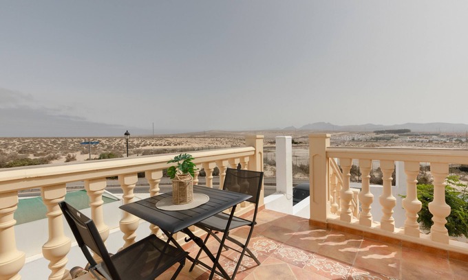 Bahia Calma Casa | Casa de vacaciones 'Las Arenas Family' con vistas a la montaña, terraza privada y Wi-Fi
