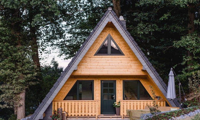 Eslohe Casa | Casa de vacaciones "Log Cabin 1 con vistas a la montaña", terraza privada y Wi-Fi en Sauerland
