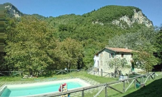 Gallicano Casa | Vacation Home "Luxury Suite La Grotta Del Vento" with Mountain View, Shared Pool & Wi-Fi