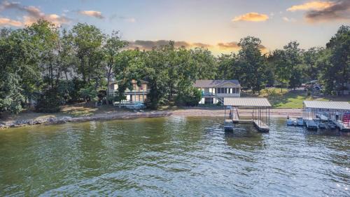 Lake Ozark Casa | Vacation Home Mallard Water Front two king beds