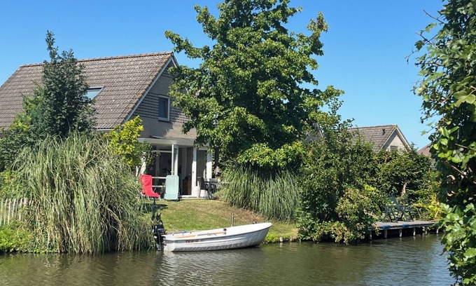 Medemblik Casa | Vacation home on the water with two private jetties and boat, W-Lan