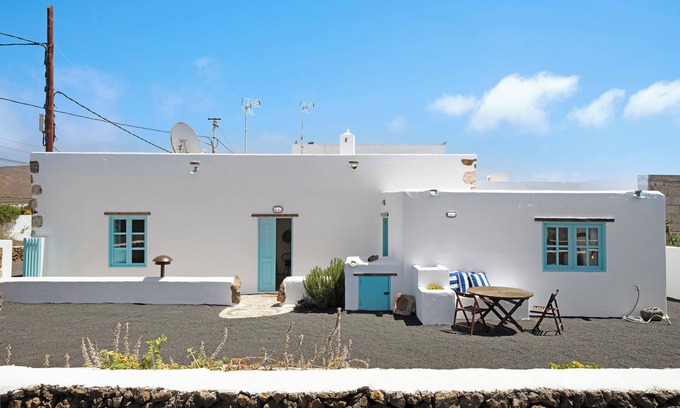Guatiza Casa | Casa de vacaciones 'Petite Casa Leoncia' con vistas a la montaña, terraza privada y Wi-Fi